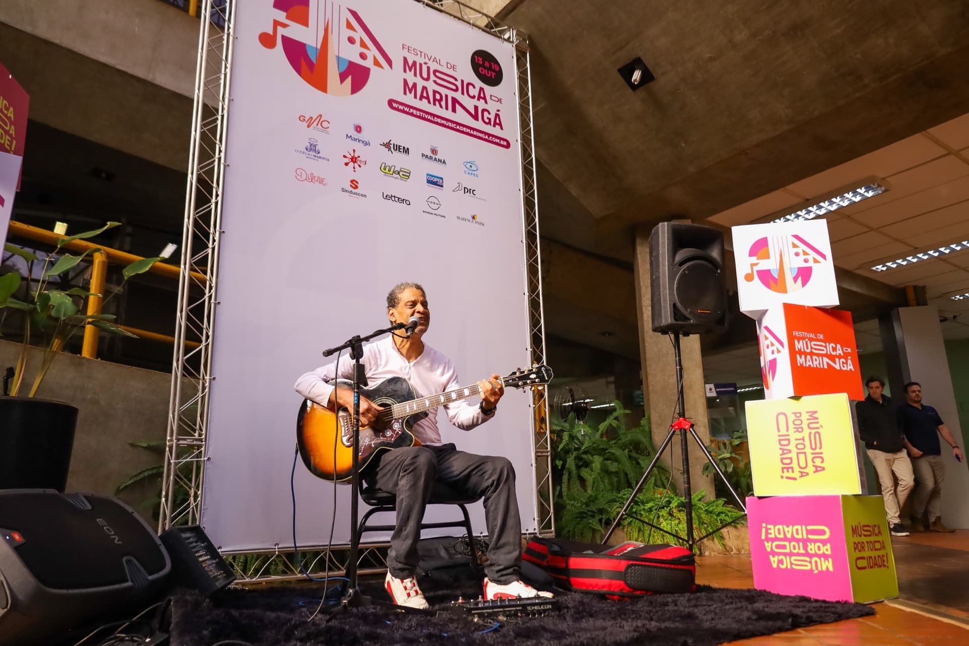 Músico tocando violão no Festival de Música de Maringá